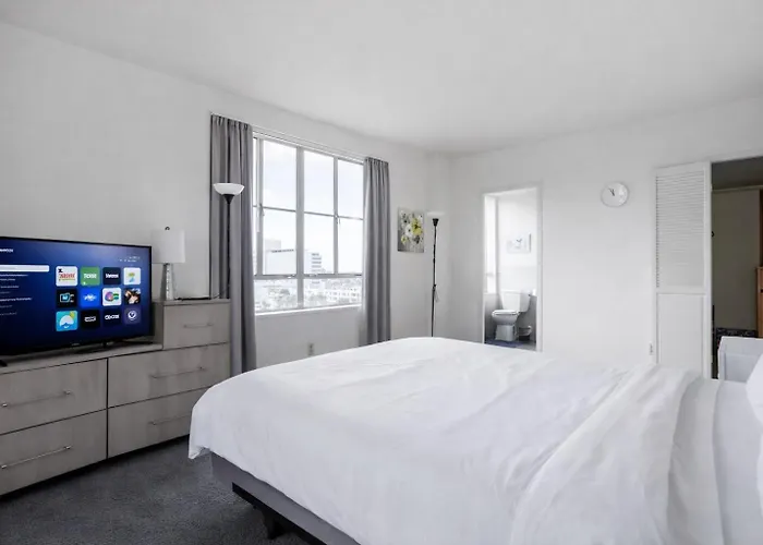 Spacious 2 Bedroom 2 Bathroom Unit Great Location Los Angeles
